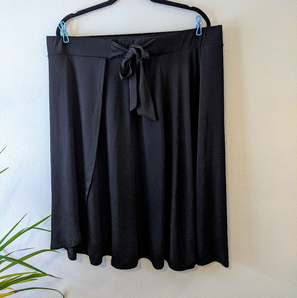 NWOT Torrid black layered tie-front skirt